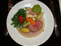 Zweierlei pochiertes Filet (Rind&Kalb) aus dem Sud, Erdgemüse und salsa verde